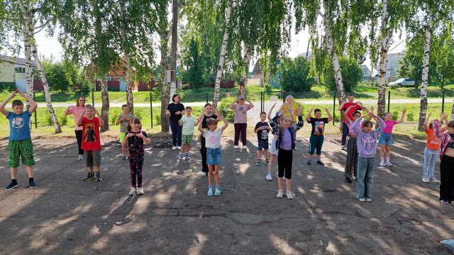 На зарядку всей семьёй.
